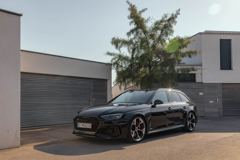 Audi RS 4 Avant vs BMW M3 Touring